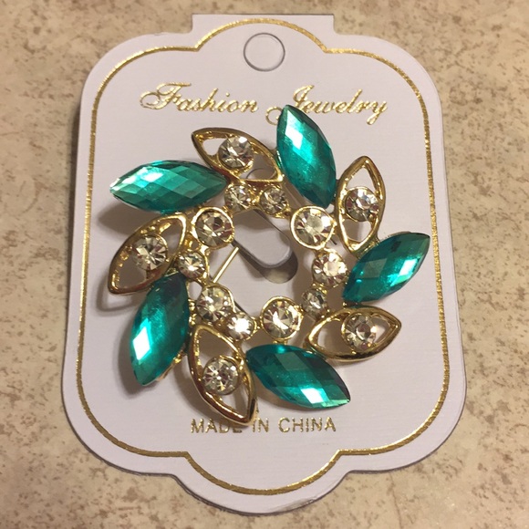 Jewelry - BNWT 👑 GOLD TONE CRYSTAL WREATH BROOCH 👑